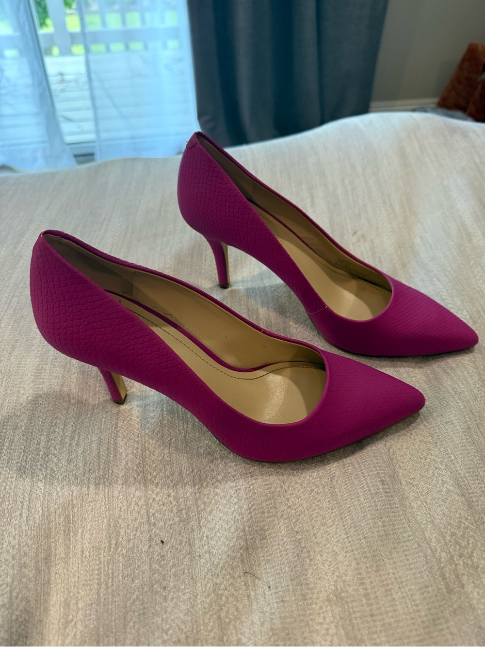 BCBGeneration Fuchsia Pointed Toe Pumps Size 7